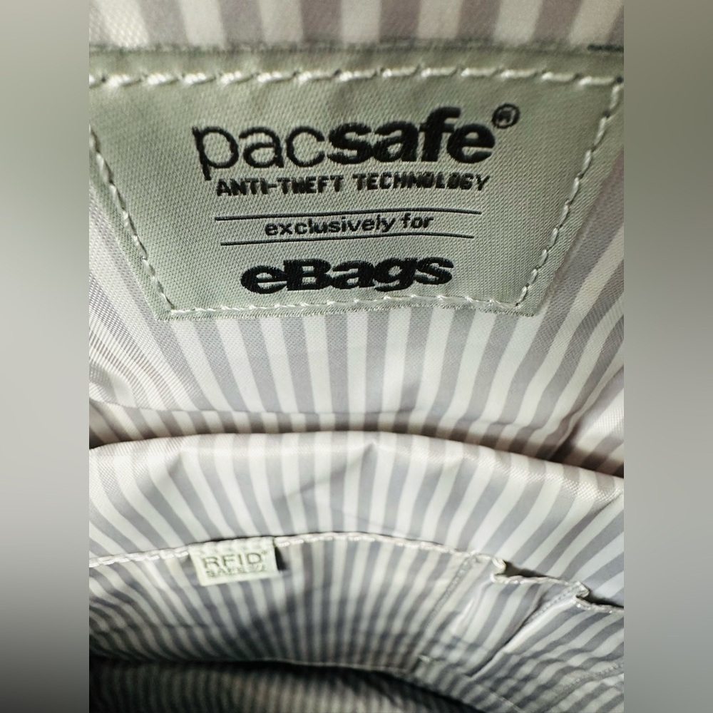 Purple Pacsafe Backpack RFID - ebags NEW WITHOUT TAGS (tag lost during storage ) - Picture 10 of 14